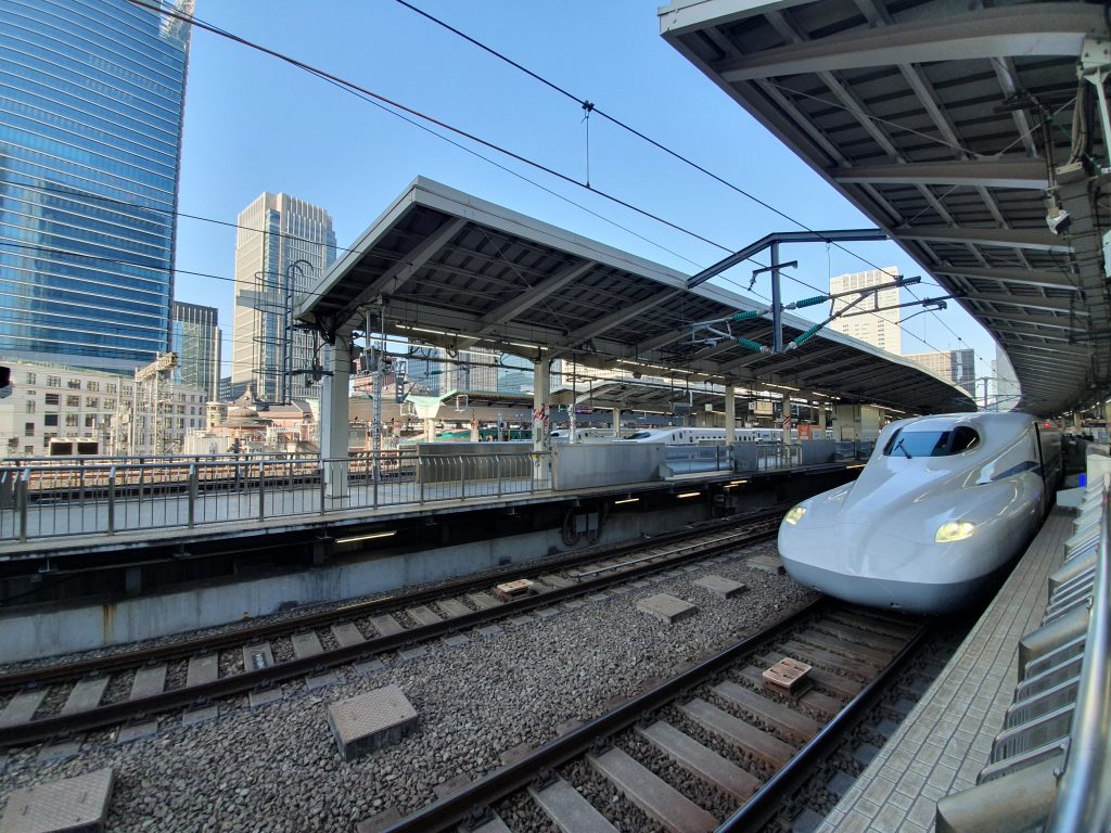 shinkansen at tokyo station platform